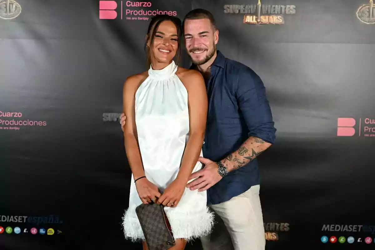 Marta Peñate y Tony Spina sonrientes posando en un evento de Cuarzo Producciones.