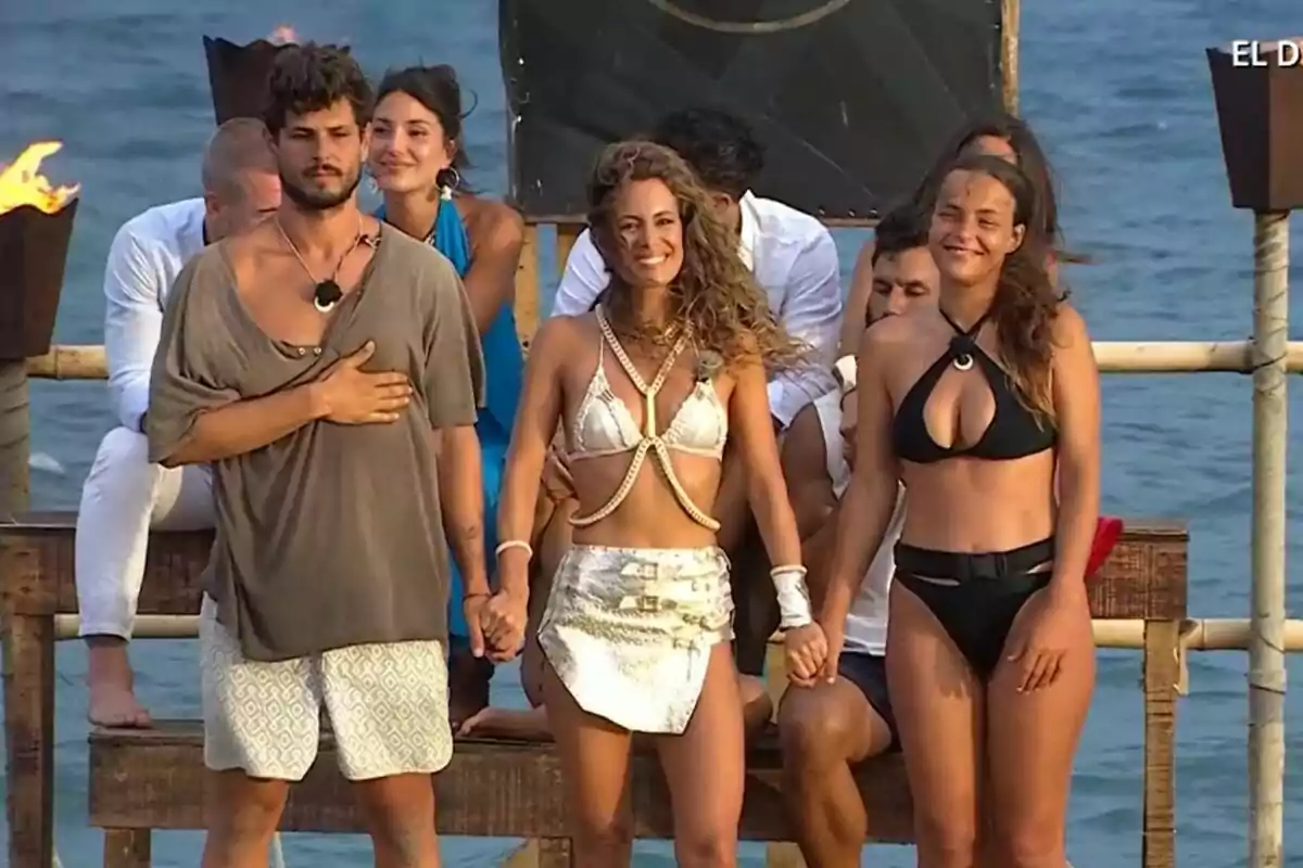 Captura de Alejandro Nieto y Marta Peñate en una plataforma en el mar en la final de Supervivientes junto a Laura Madrueño