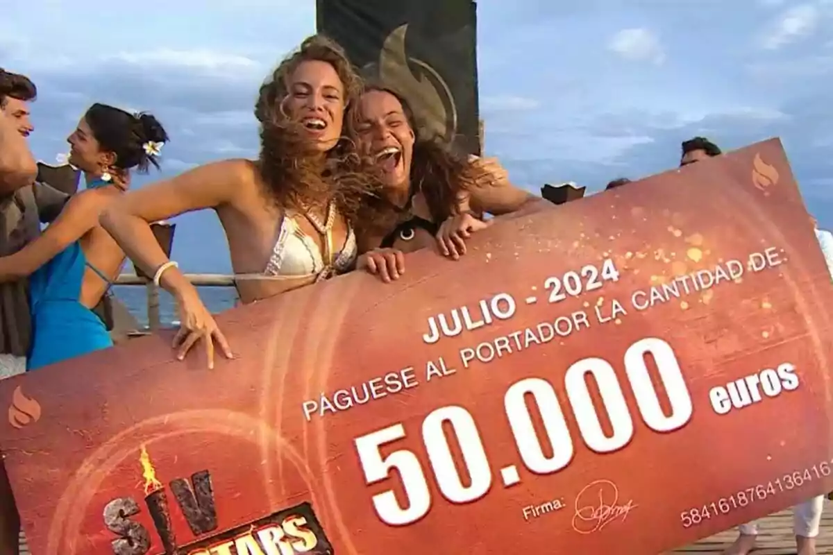 Captura de Marta Peñate sujetando el cheque de 50.000 euros como ganadora de Supervivientes All Stars junto a Laura Madrueño