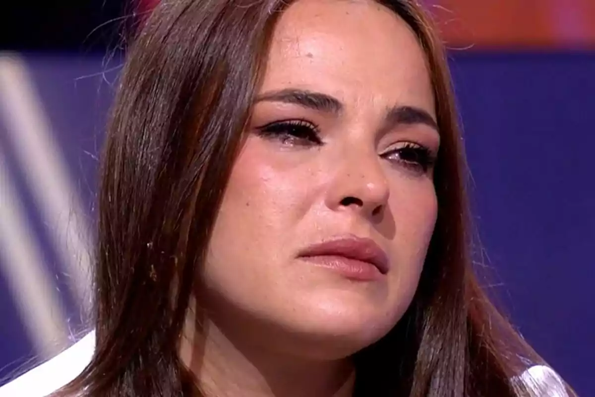 Marta Peñate de cabell castany amb expressió trista i llàgrimes als ulls a De Viernes