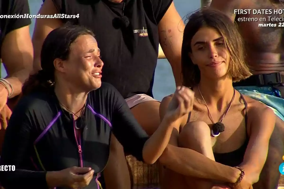 Captura de Marta Peñate llorando en Supervivientes junto a Sofía Suescun con expresión neutra