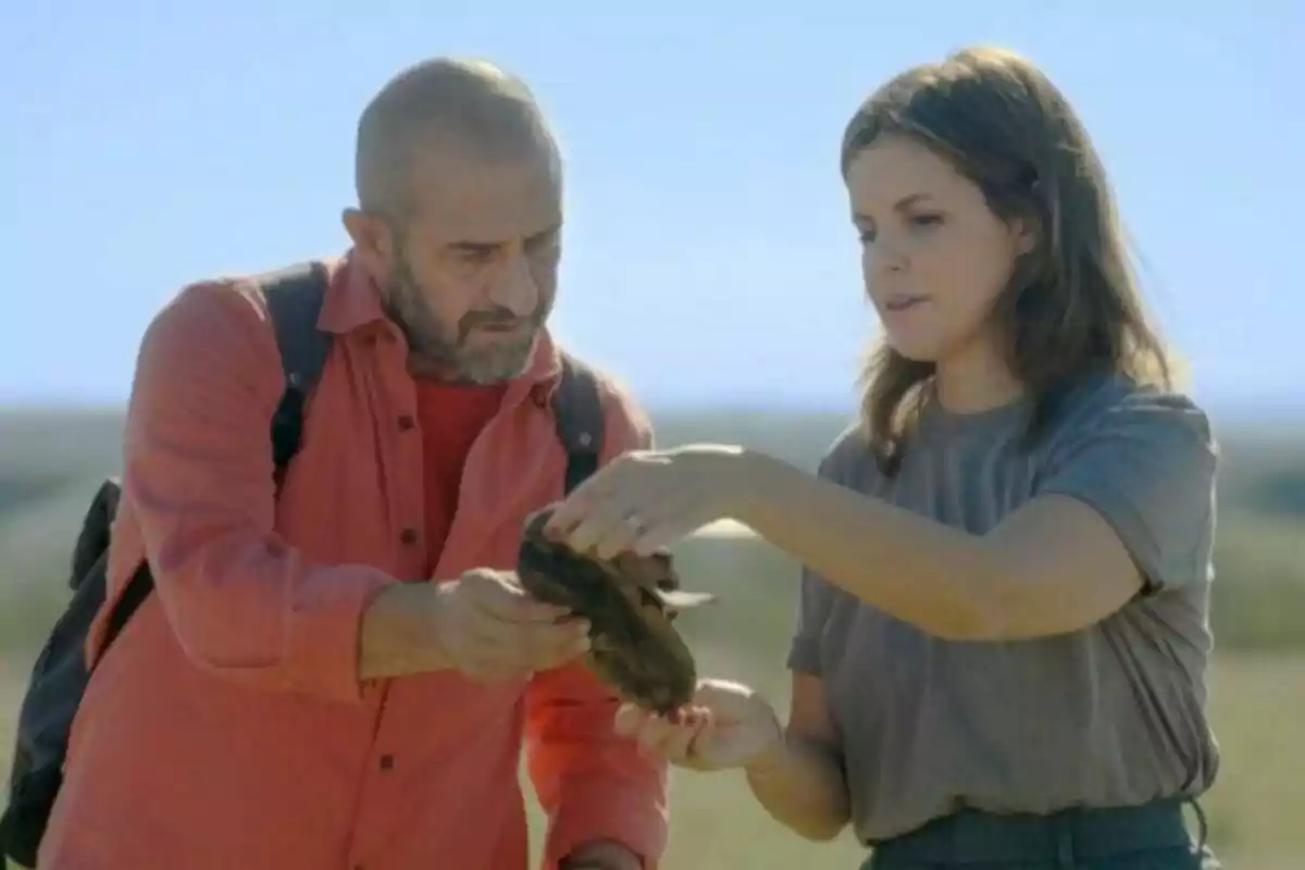 Eloi Vila i Marta Torné observant un objecte en un entorn a l'aire lliure al programa Quanta Guerra! de TV3.