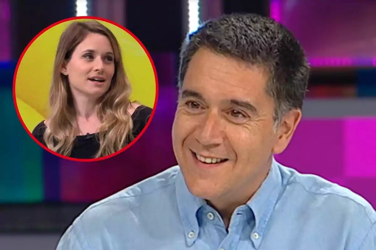 Un home somrient en un estudi de televisió amb un requadre que mostra una dona parlant. Un home somrient en un estudi de televisió amb un requadre que mostra una dona parlant.