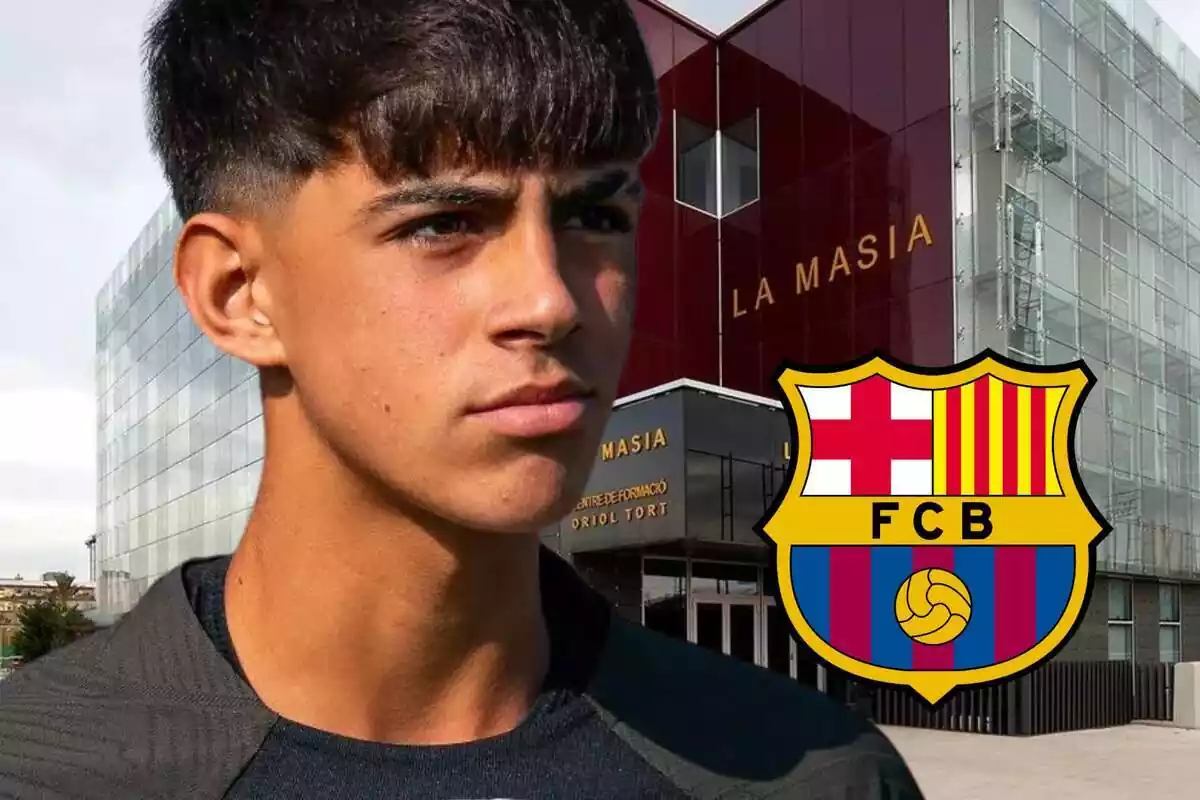 Marc Bernal amb l'escut del FC Barcelona i La Masia de fons