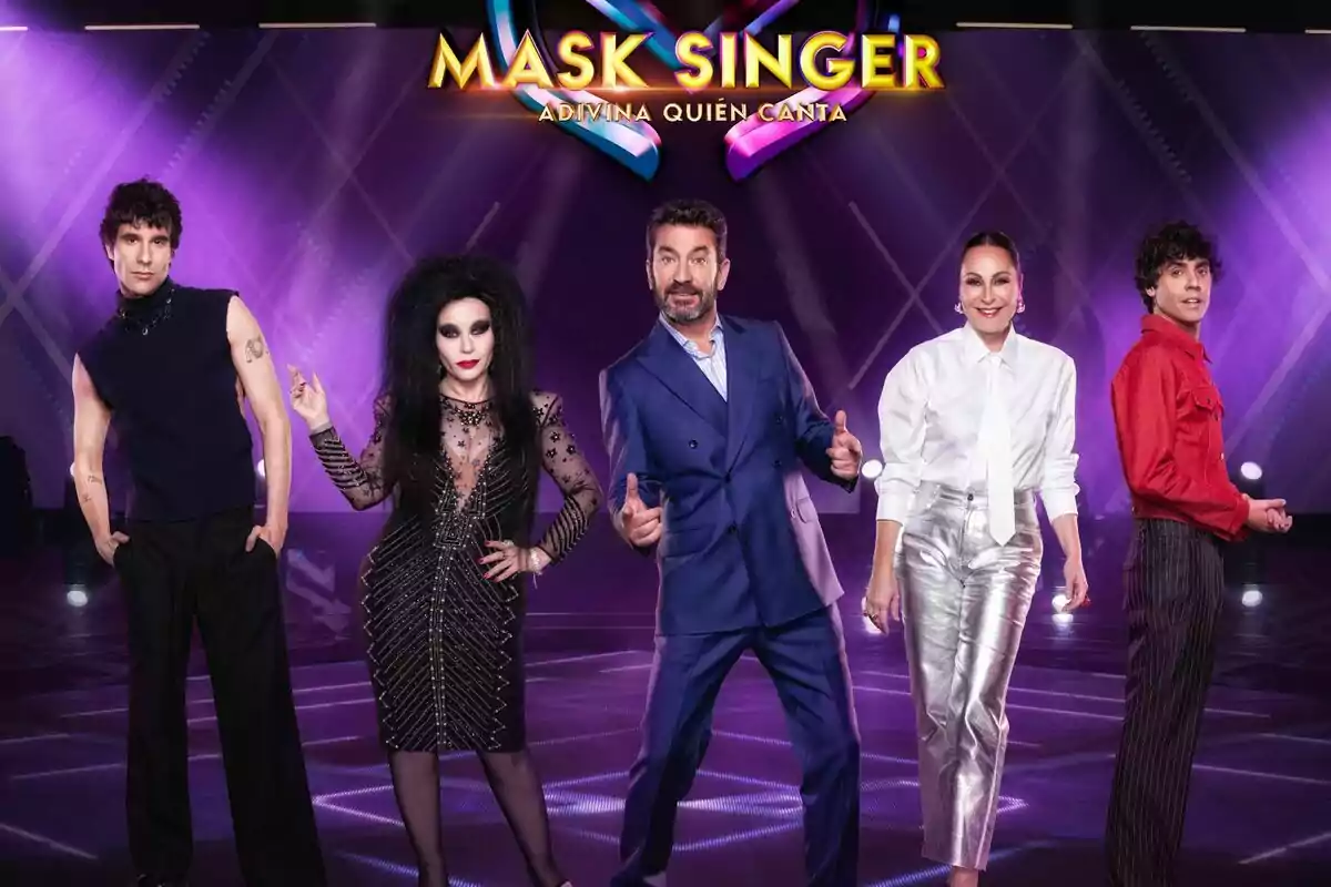 Cartell promocional de Mask Singer amb Arturo Valls, Javier Calvo, Javier Ambrossi, Alaska i Ana Milán amb un fons morat