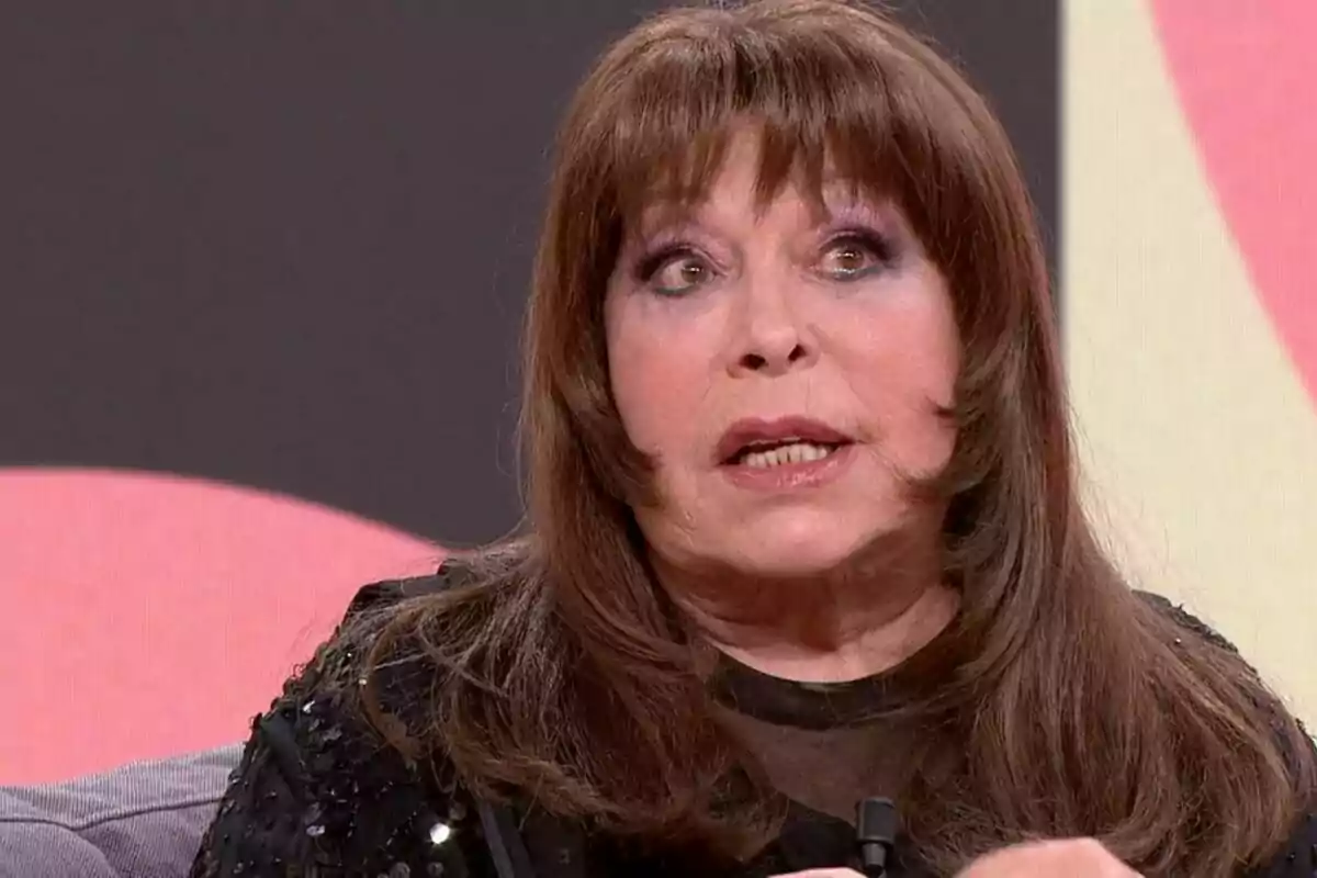 Massiel amb cabell castany i maquillatge fosc està parlant a 'Y ahora Sonsoles'.