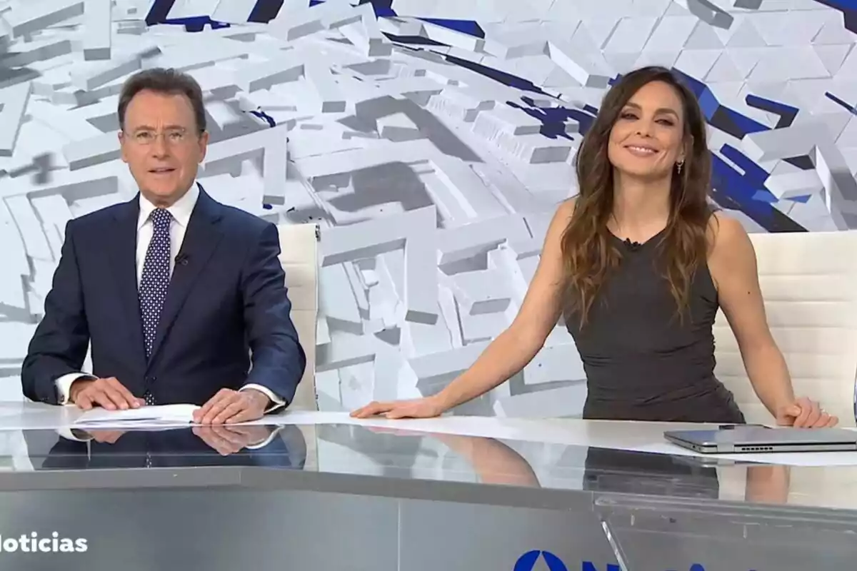 Captura de Matías Prats i Mónica Carrillo com a presentadors d'Antena 3 Notícies amb un fons geomètric blanc i blau.