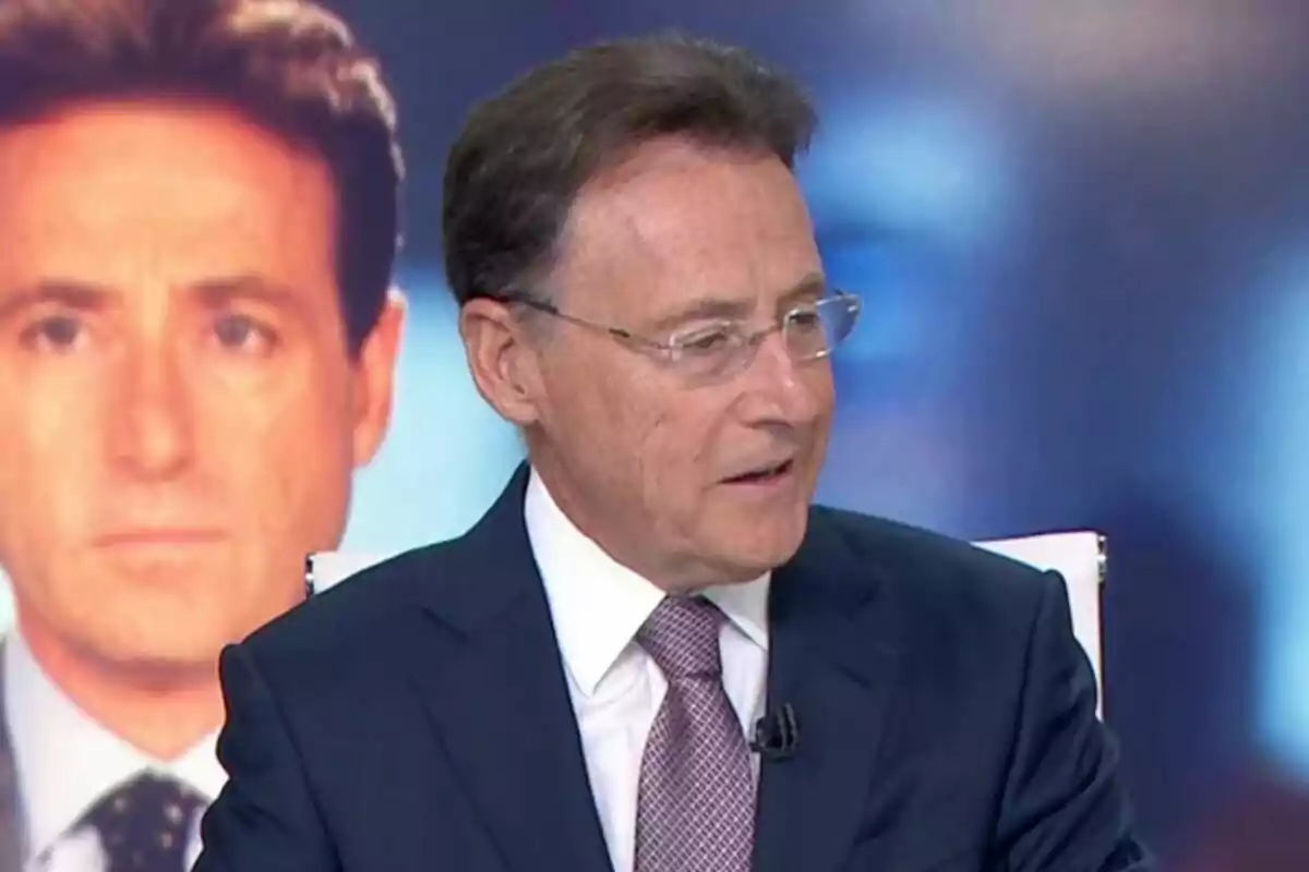 Matías Prats amb vestit i corbata parla mentre està assegut a Antena 3 Notícies, amb una imatge de fons que el mostra a ell mateix de jove.