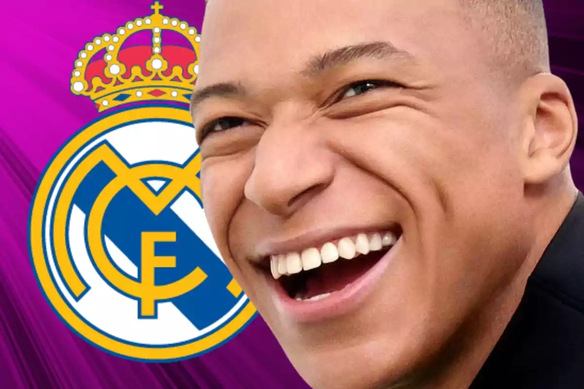 Kylian Mbappé amb un gran somriure al costat d'un escut del Reial Madrid