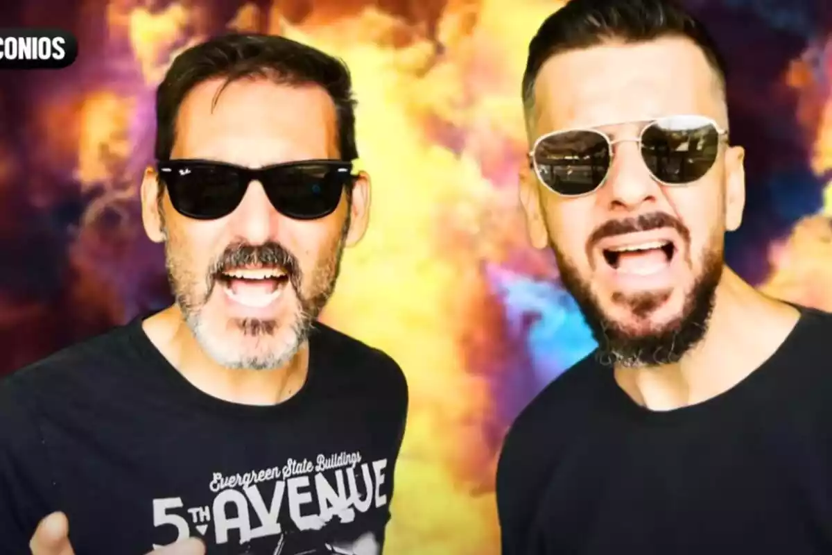 Primer pla de Sergio i Mario dels Meconis amb ulleres de sol cridant i mirant a càmera