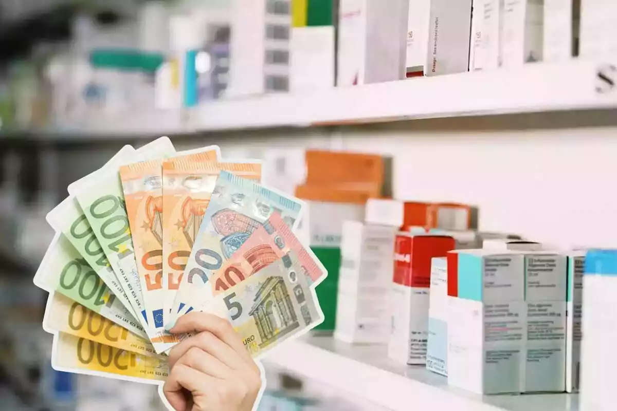 Una prestatgeria amb caixes de medicines i una mà amb diversos bitllets d'euro