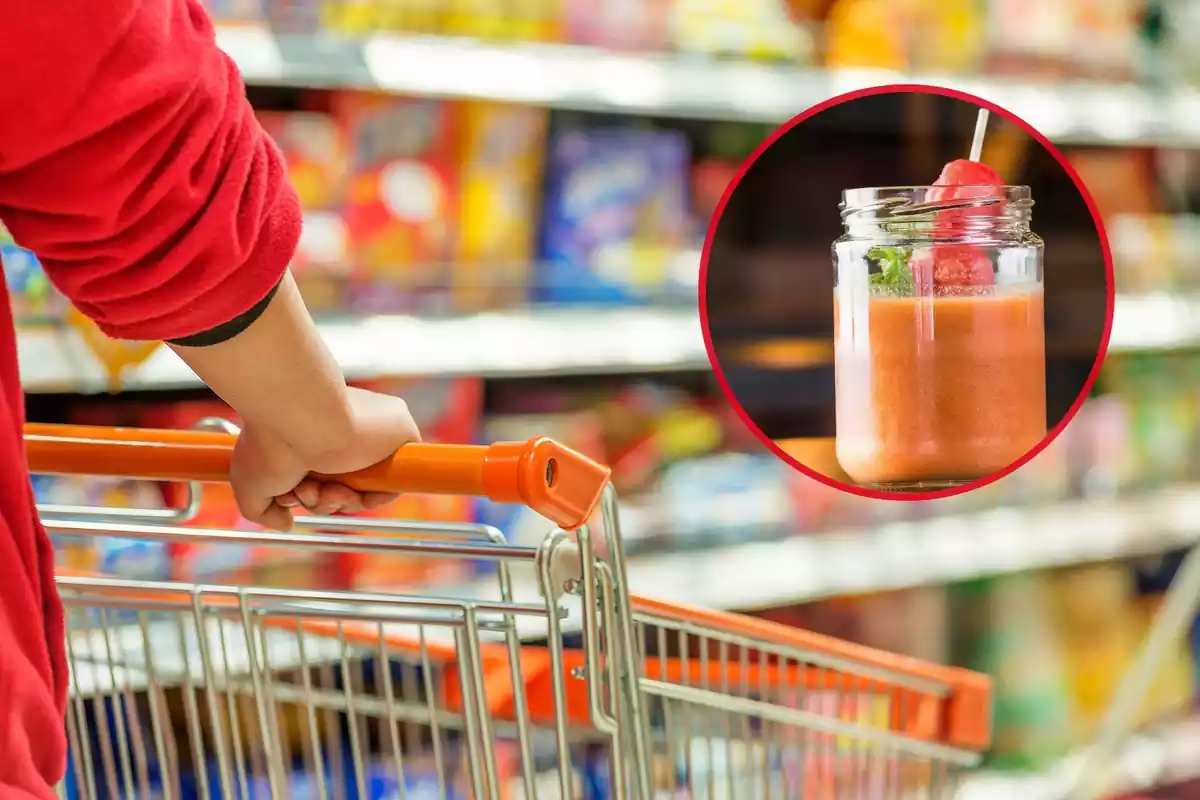 Detall de carro sent empès en un carrer borrós de supermercat, per algú que porta una dessuadora vermella remangada. Pot obert de gaspatxo amb maduixes en un cercle vermell a la cantonada superior dreta de la imatge.