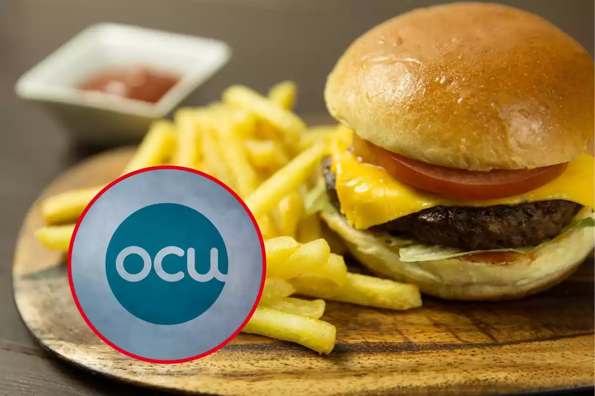 Logo de l'OCU en un cercle vermell a baix a l'esquerra sobre fons d'hamburguesa amb patates en una taula de fusta i un petit recipient amb ketchup al fons desenfocat