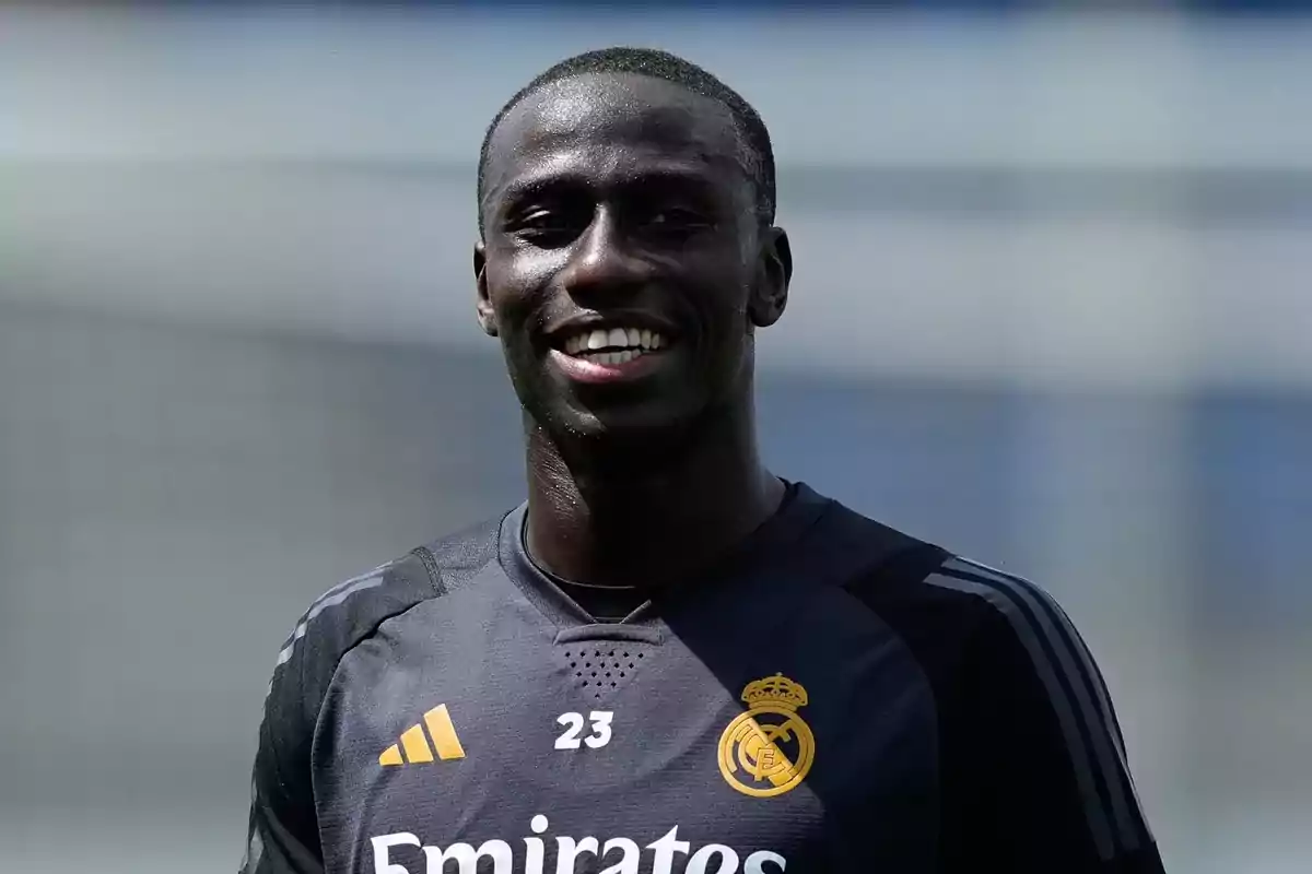 Jugador de futbol somrient amb l?uniforme d?entrenament del Reial Madrid.