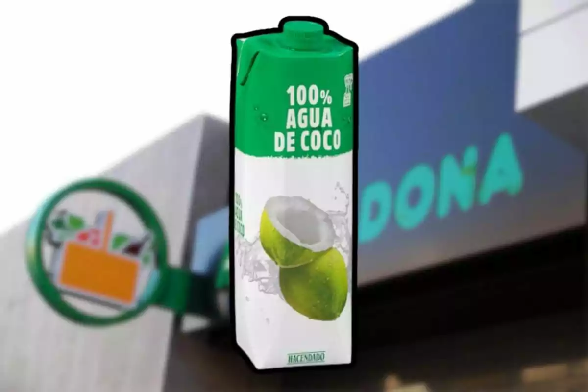 Envàs d’aigua de coco de la marca Hacendado davant d’una botiga Mercadona desenfocada. Envàs d’aigua de coco de la marca Hacendado davant d’una botiga Mercadona desenfocada.