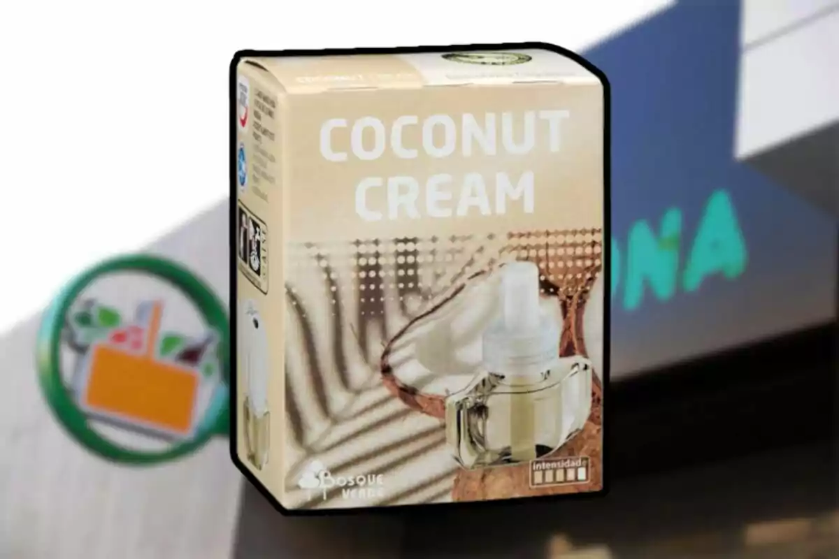 Caixa d'ambientador de crema de coco de la marca Bosque Verde davant d'un cartell borros d'una botiga. Caixa d'ambientador de crema de coco de la marca Bosque Verde davant d'un cartell borros d'una botiga.