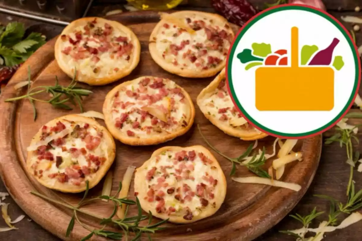 Un plat de fusta amb mini pizzes de bacó i formatge, decorat amb herbes fresques, al costat d'un logotip d'aliments. Un plat de fusta amb mini pizzes de bacó i formatge, decorat amb herbes fresques, al costat d'un logotip d'aliments.