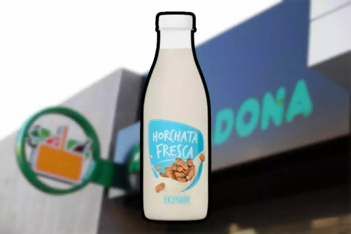 Ampolla d'orxata fresca de la marca Hacendado davant d'un supermercat. Ampolla d'orxata fresca de la marca Hacendado davant d'un supermercat.