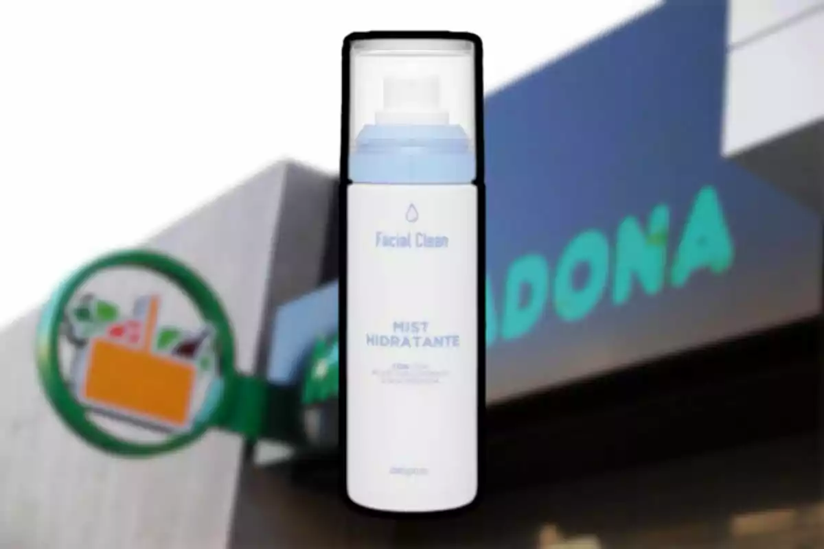 A container of moisturizing mist from the Deliplus brand against a blurred supermarket background. A container of moisturizing mist from the Deliplus brand against a blurred supermarket background.