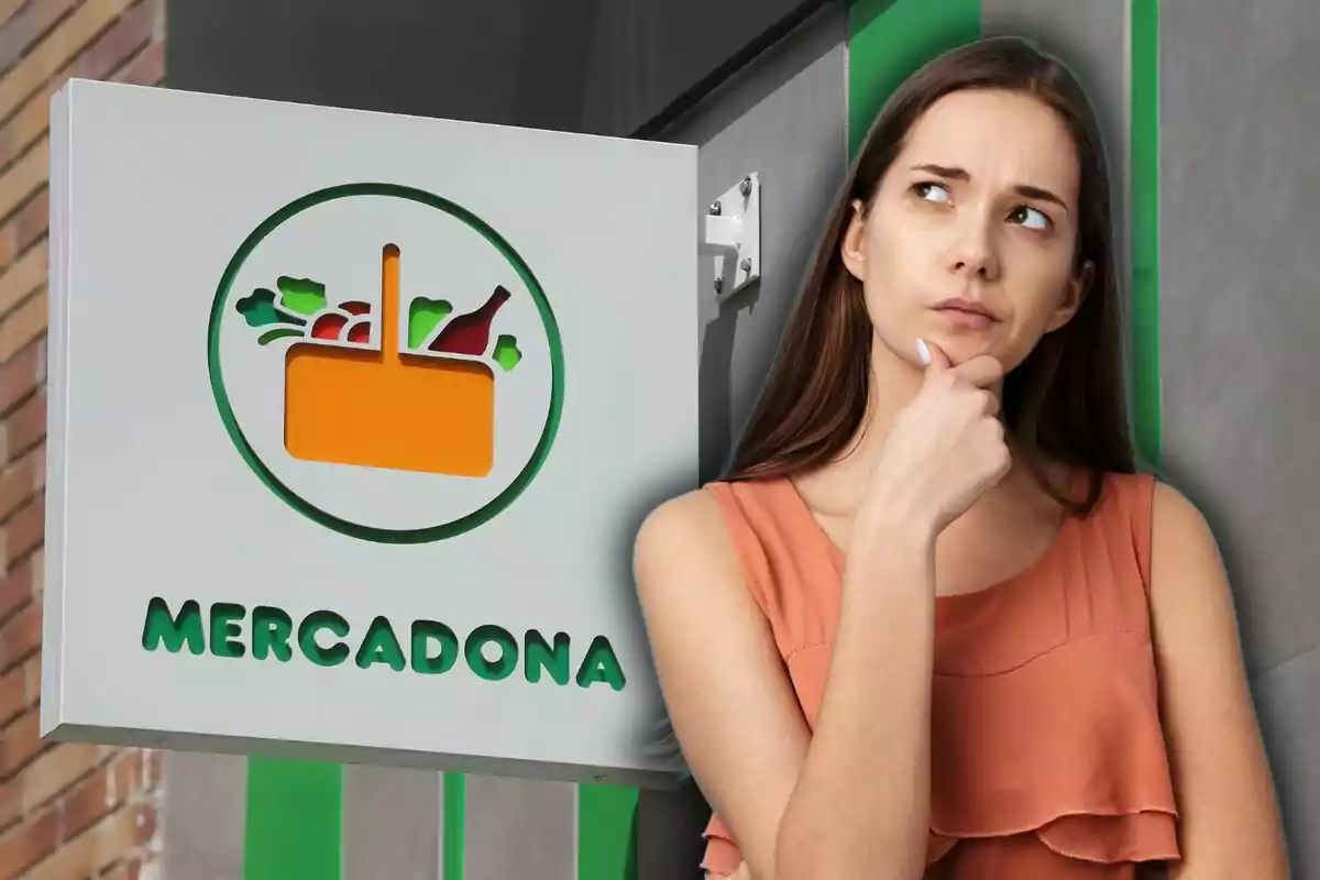 Una mujer pensativa está junto a un cartel de Mercadona.