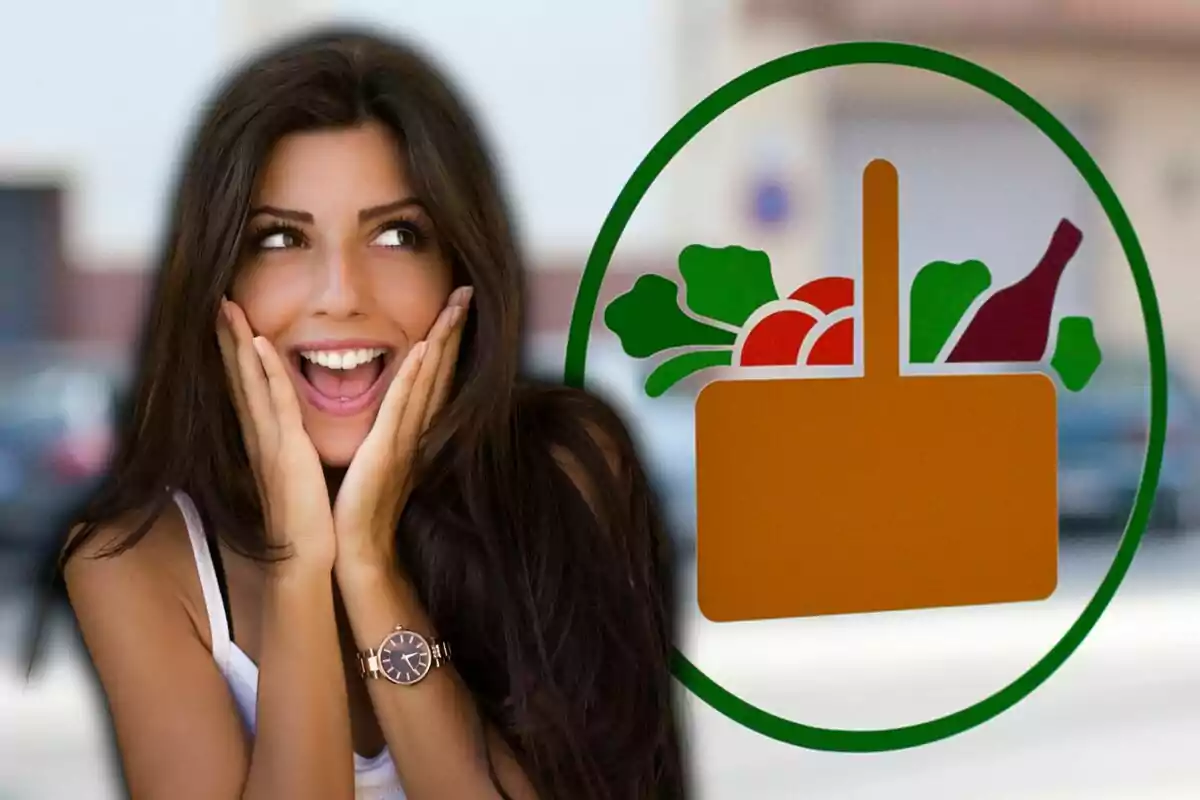 Dona jove amb expressió de sorpresa al costat d’un logotip de supermercat amb una cistella d’aliments