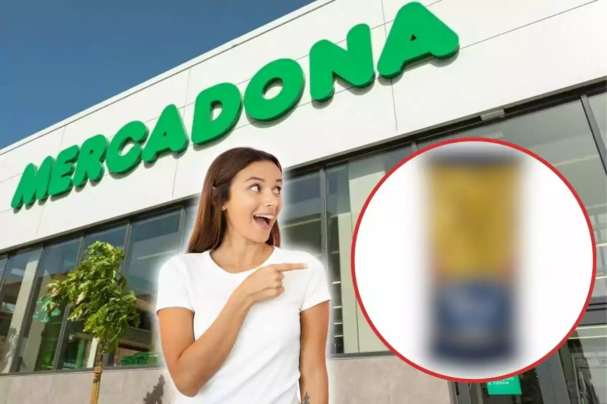 Una dona somrient assenyala un producte borrós davant d'una botiga de Mercadona.