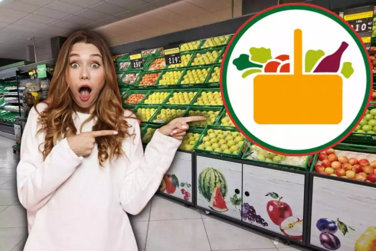 Dona sorpresa assenyalant un logo de supermercat a la secció de fruites i verdures.