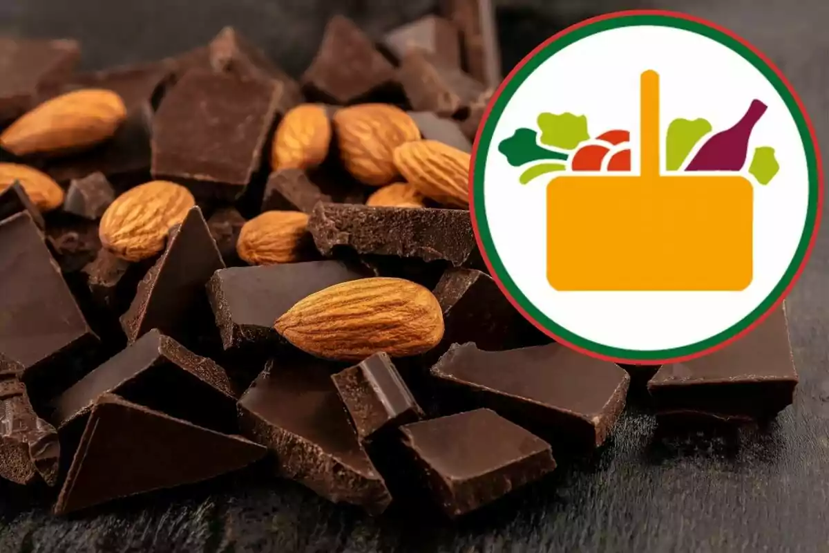 Trossos de xocolata negra amb ametlles i un logotip de cistella d'aliments. Trossos de xocolata negra amb ametlles i un logotip de cistella d'aliments.