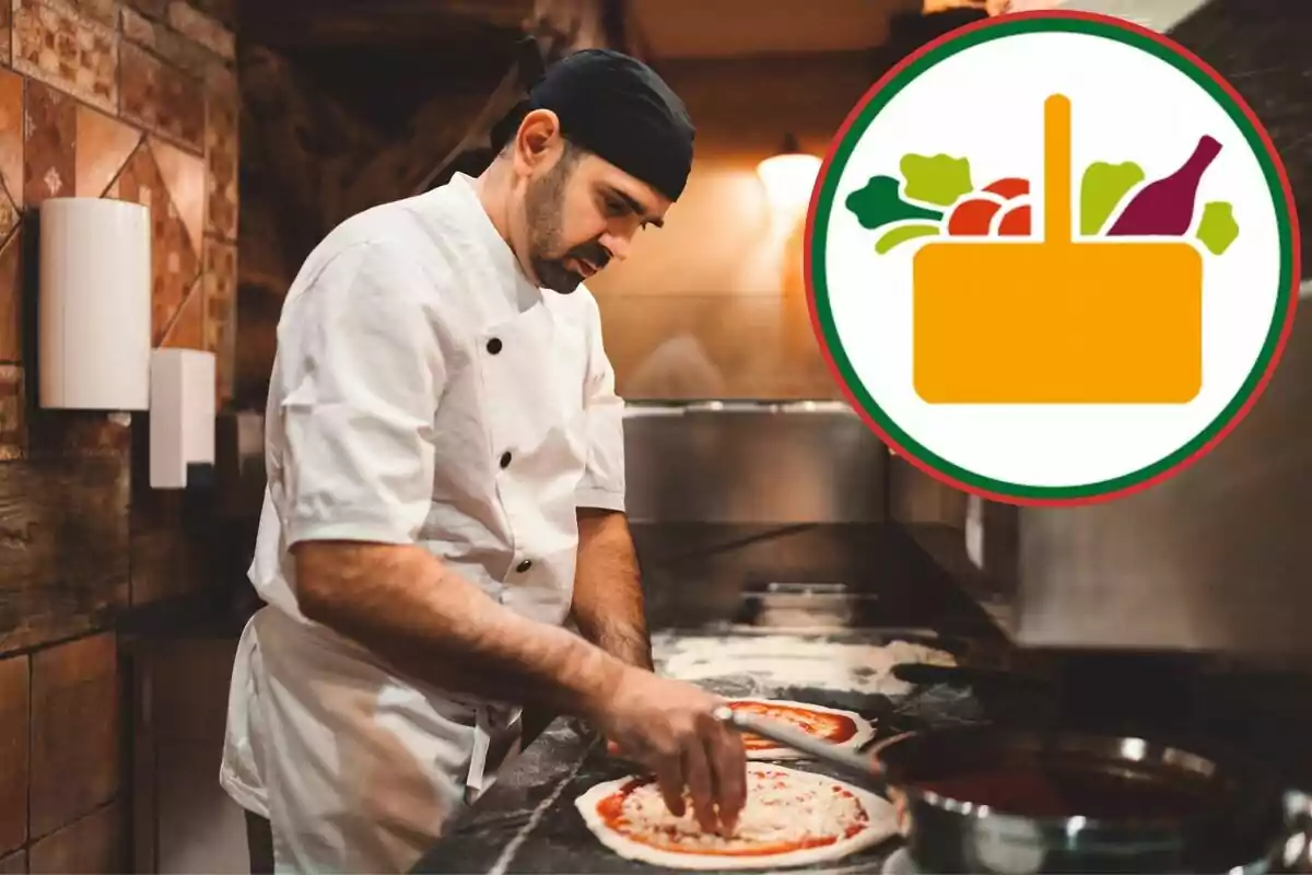 Un chef preparando pizzas en una cocina con un logotipo de alimentos en la esquina.