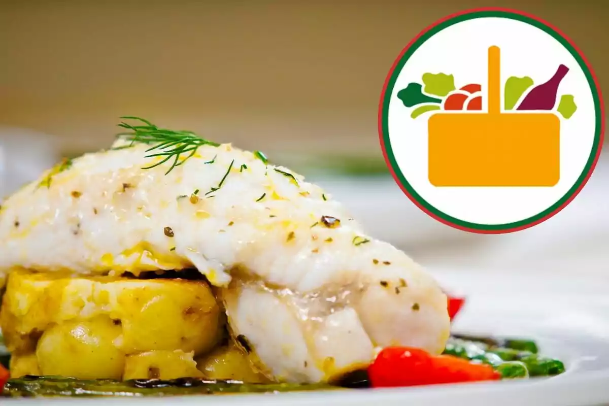 Plat de peix cuit servit sobre patates acompanyat de verdures amb un logotip de cistella d’aliments a la cantonada superior dreta Plat de peix cuit servit sobre patates acompanyat de verdures amb un logotip de cistella d’aliments a la cantonada superior dreta