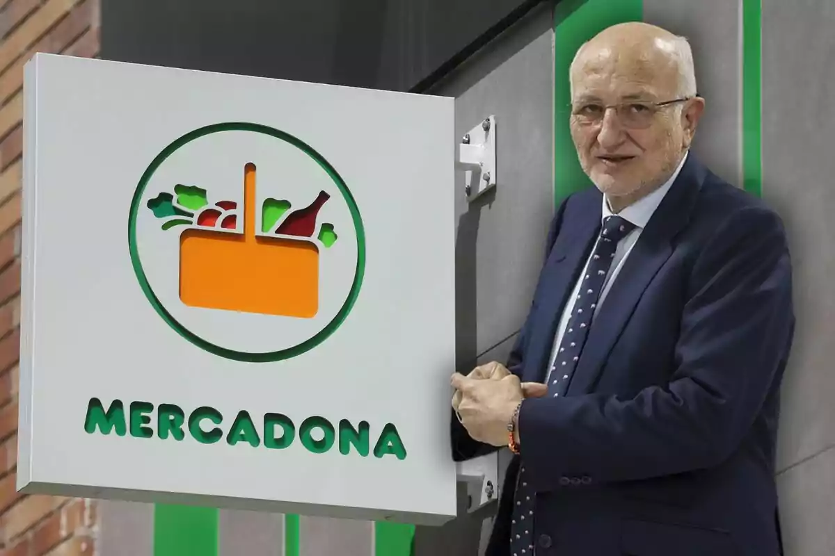 Un hombre de traje junto a un cartel de Mercadona.