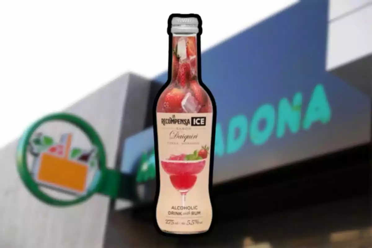 Ampolla de beguda alcohòlica sabor daiquiri amb maduixes davant d’una botiga Mercadona desenfocada Ampolla de beguda alcohòlica sabor daiquiri amb maduixes davant d’una botiga Mercadona desenfocada