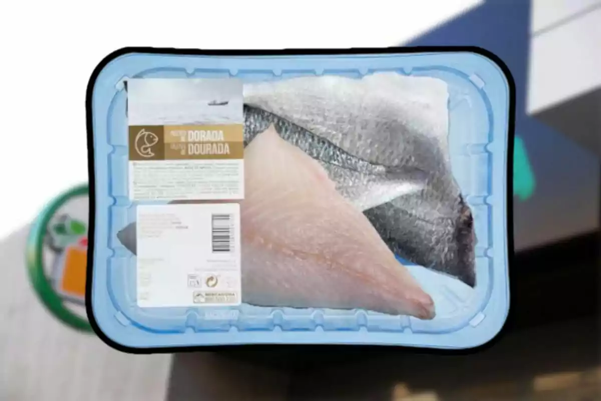 Paquete de filetes de dorada envasados en una bandeja de plástico azul con etiqueta informativa. Paquete de filetes de dorada envasados en una bandeja de plástico azul con etiqueta informativa.