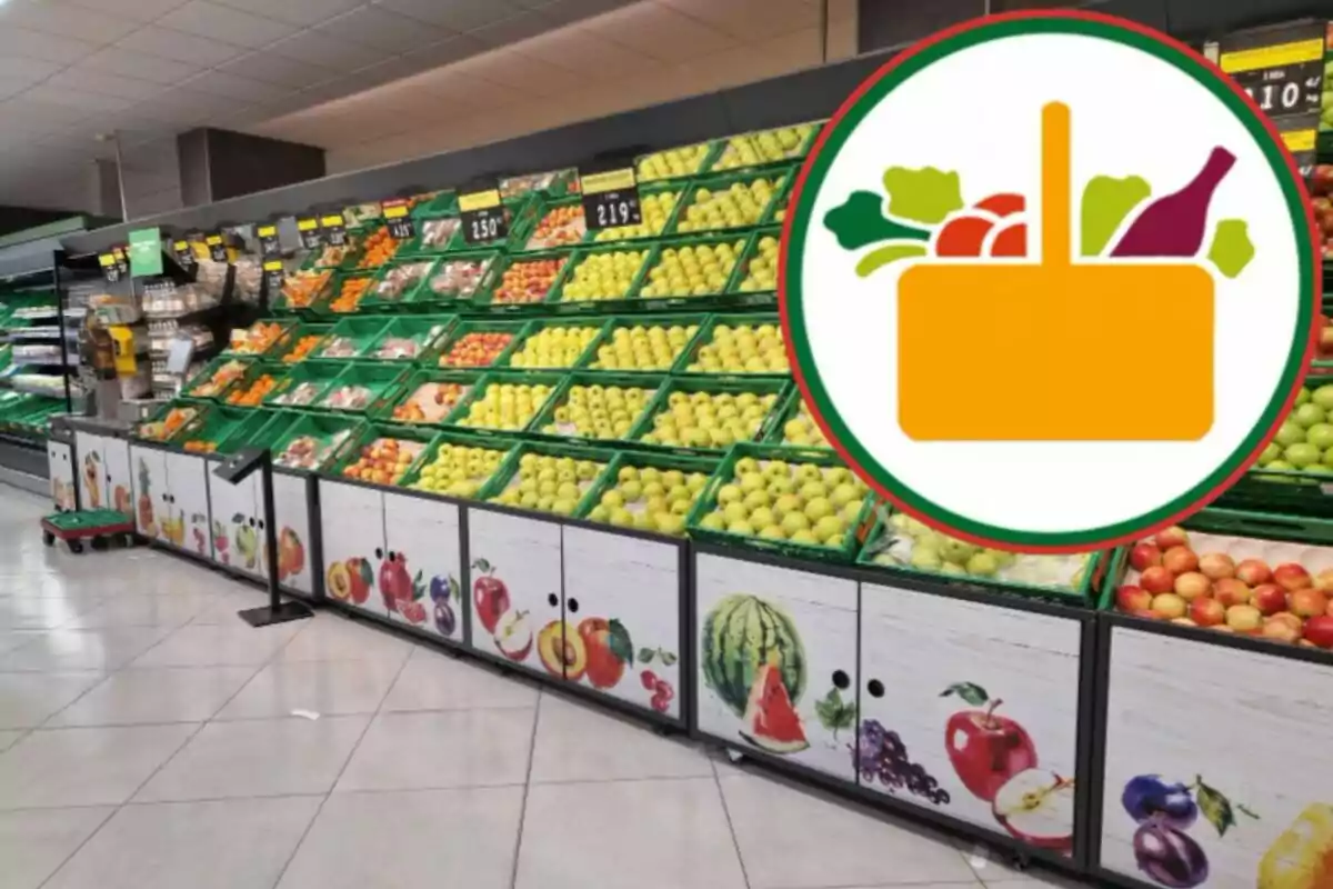 Secció de fruites i verdures en un supermercat amb una icona de cistella plena d'aliments.