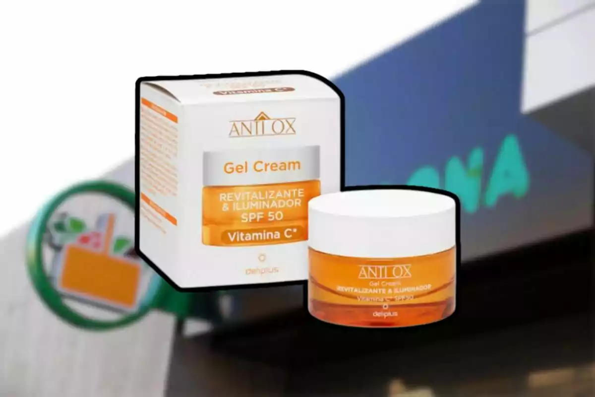 Envàs i caixa de crema gel revitalitzant i il·luminadora amb vitamina C i SPF 50 de la marca Deliplus davant d'un fons borros d'un supermercat. Envàs i caixa de crema gel revitalitzant i il·luminadora amb vitamina C i SPF 50 de la marca Deliplus davant d'un fons borros d'un supermercat.