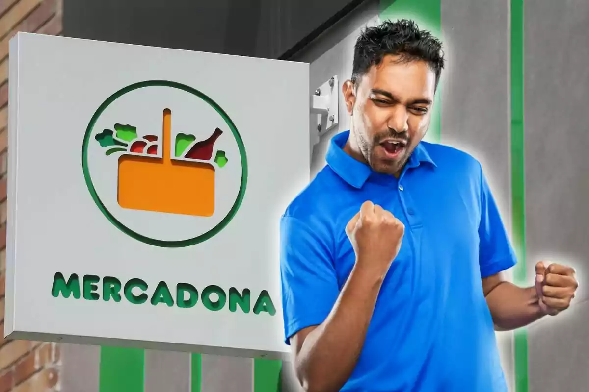 Hombre emocionado con camiseta azul junto a un cartel de Mercadona.