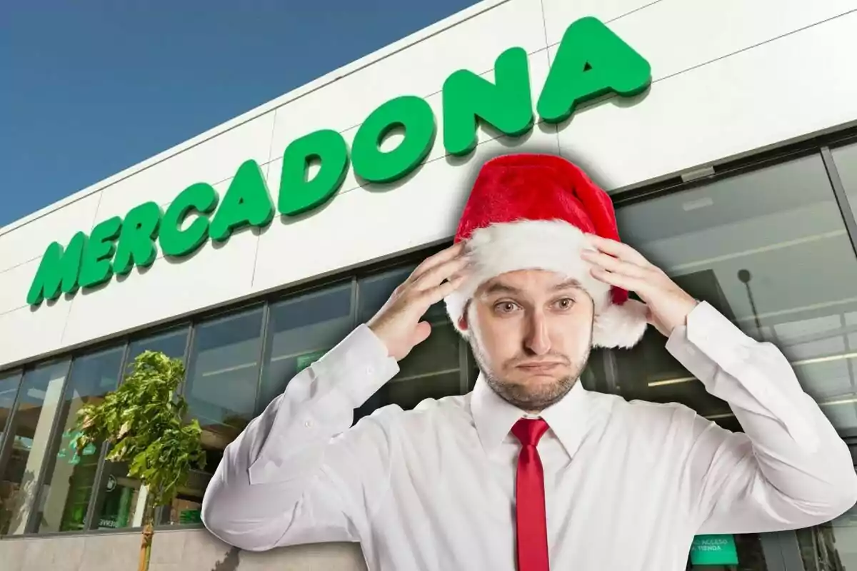 Un home amb gorra de Nadal i expressió confosa davant d'un supermercat Mercadona.