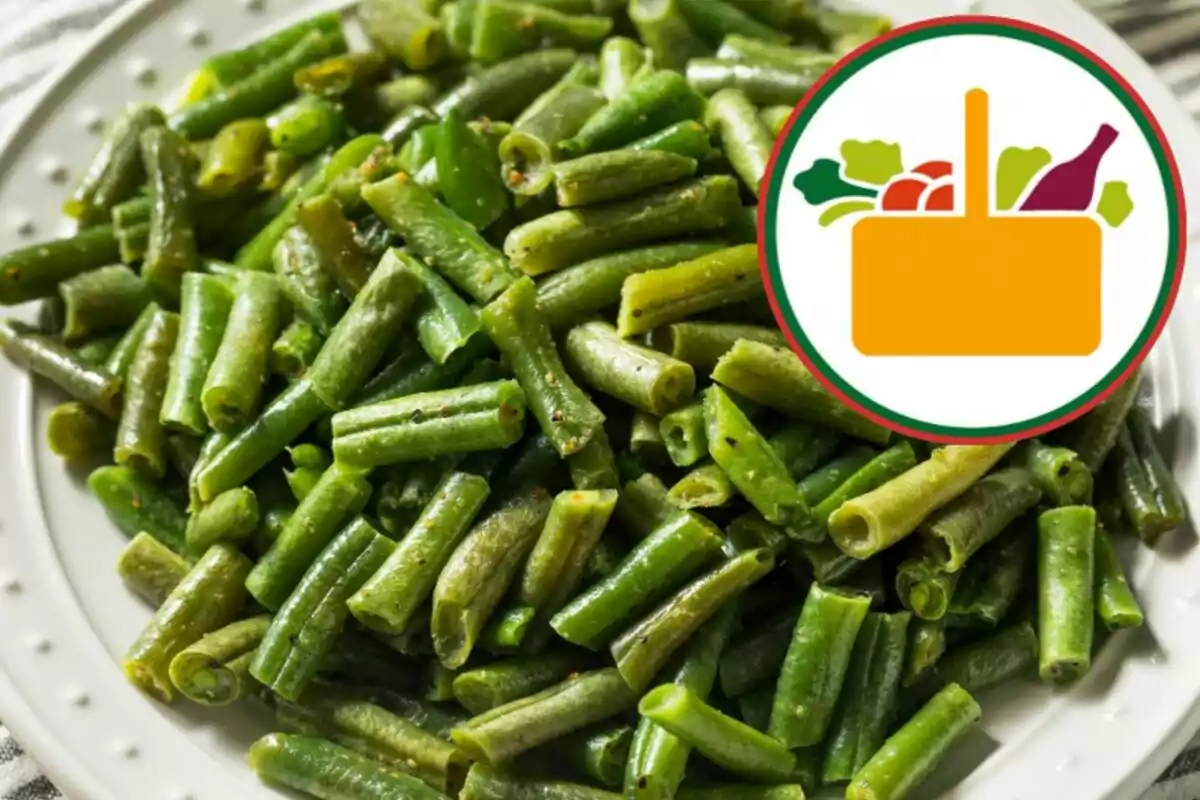 Mongetes verdes bullides servides en un plat blanc amb un gràfic de cistella d’aliments a la cantonada superior dreta Mongetes verdes bullides servides en un plat blanc amb un gràfic de cistella d’aliments a la cantonada superior dreta