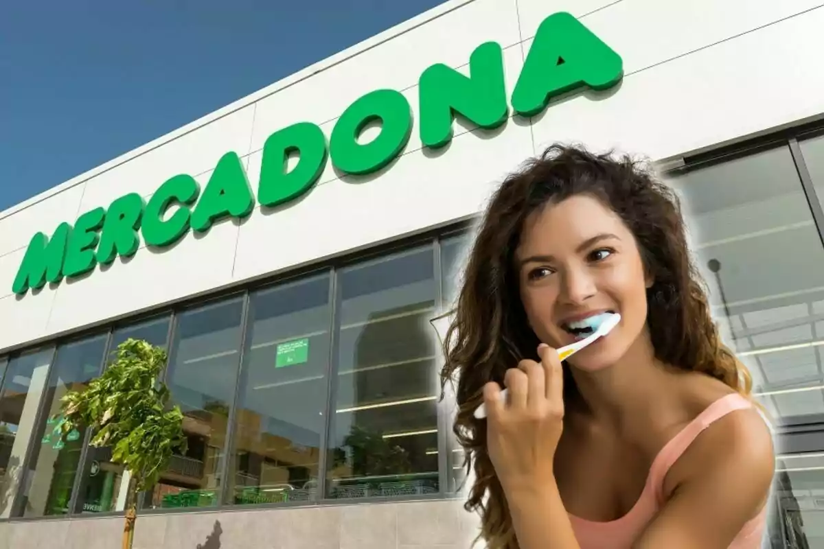 Una dona raspallant-se les dents davant una botiga de Mercadona.