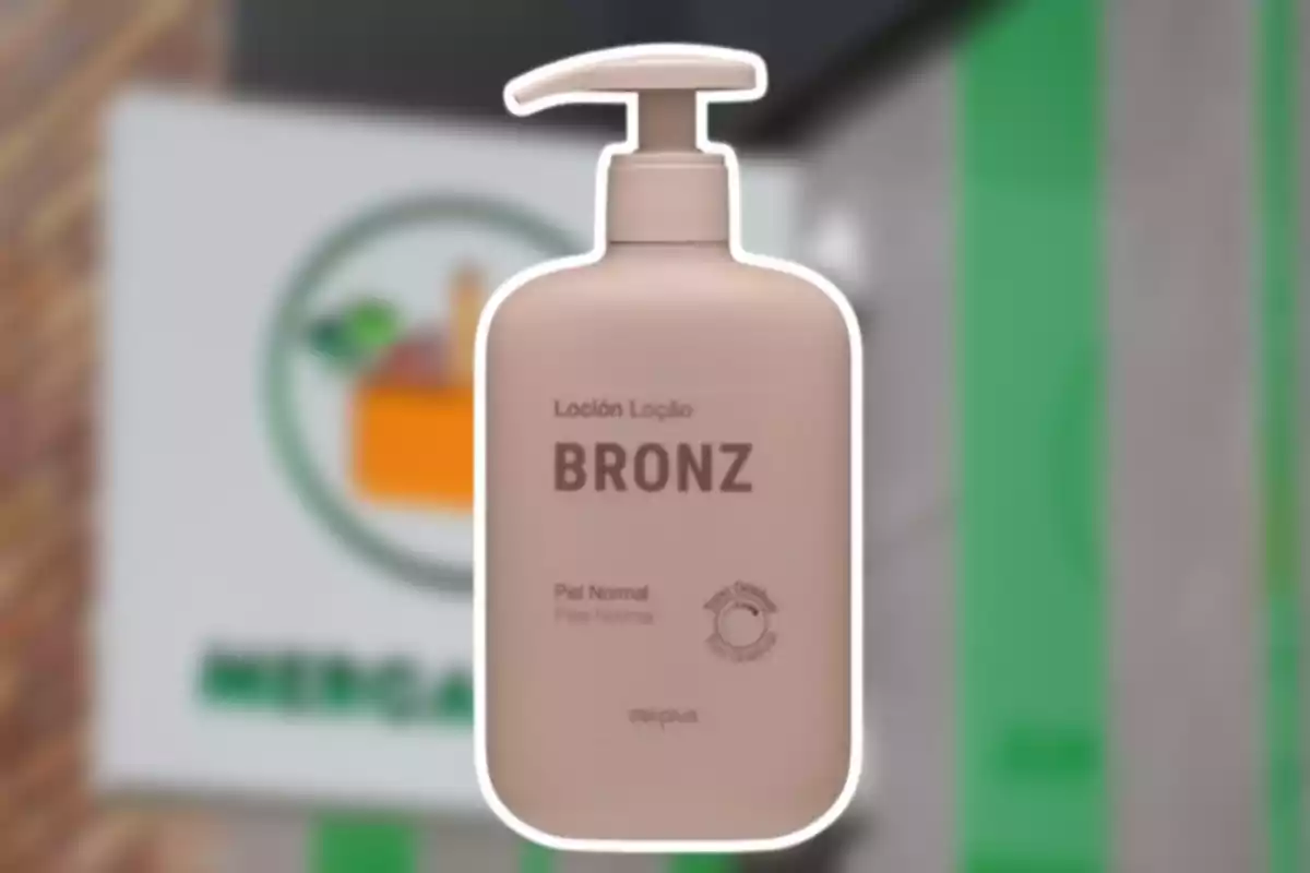 Ampolla de loció Bronz per a pell normal amb dispensador de bomba, fons desenfocat. Ampolla de loció Bronz per a pell normal amb dispensador de bomba, fons desenfocat.