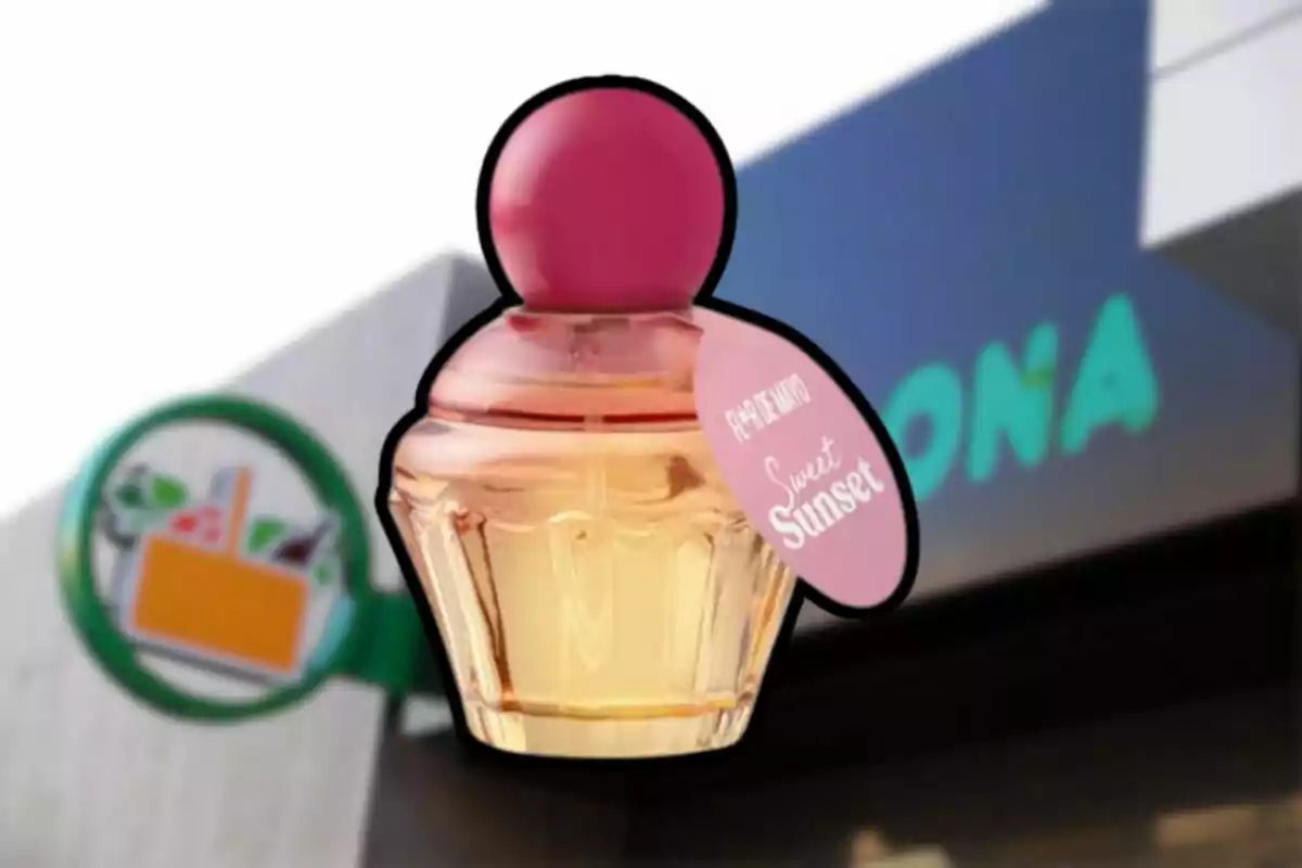 Perfum amb tap rosa i etiqueta Sweet Sunset davant d’una botiga Perfum amb tap rosa i etiqueta Sweet Sunset davant d’una botiga