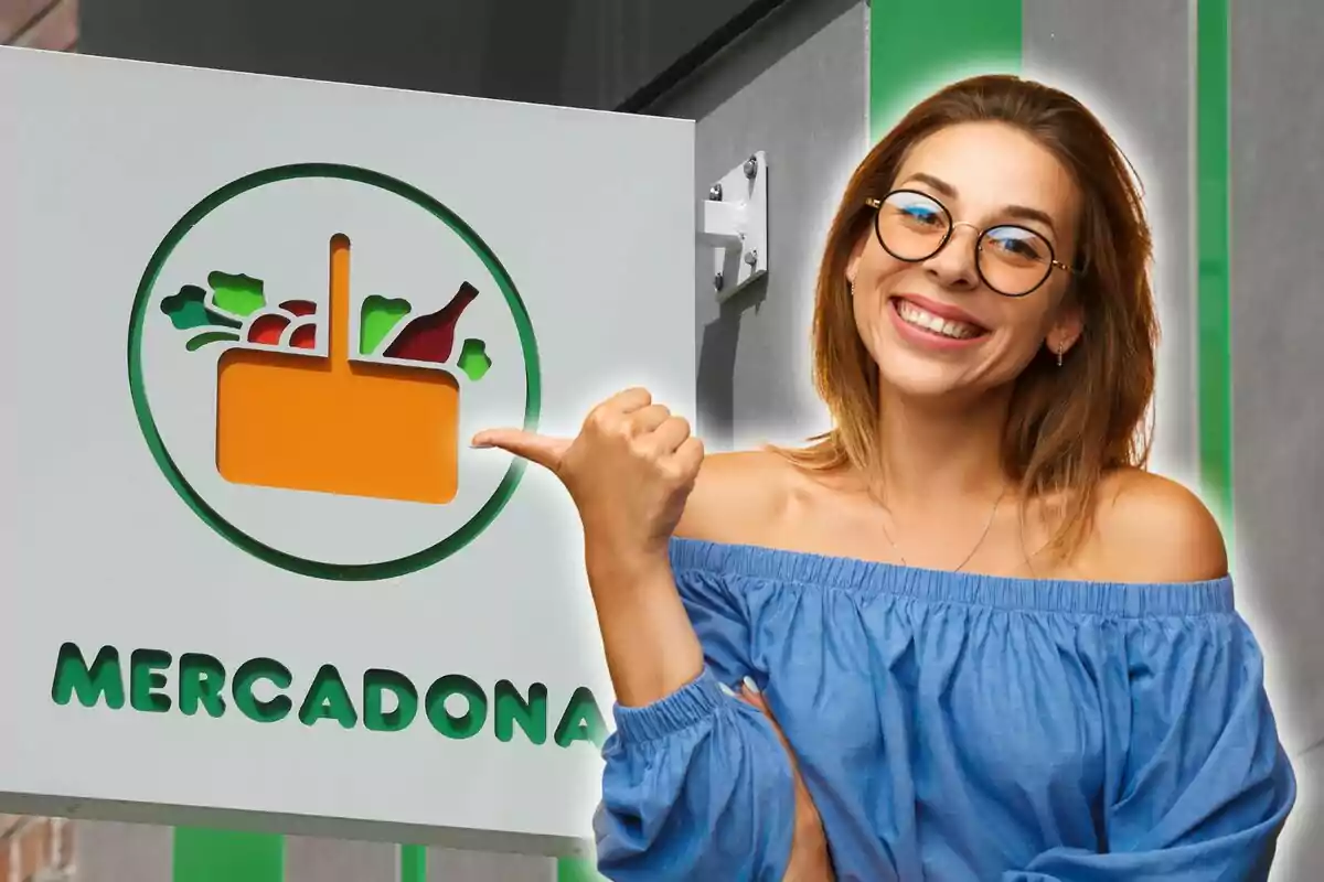 Una dona somrient amb ulleres i brusa blava assenyala el logotip de Mercadona.