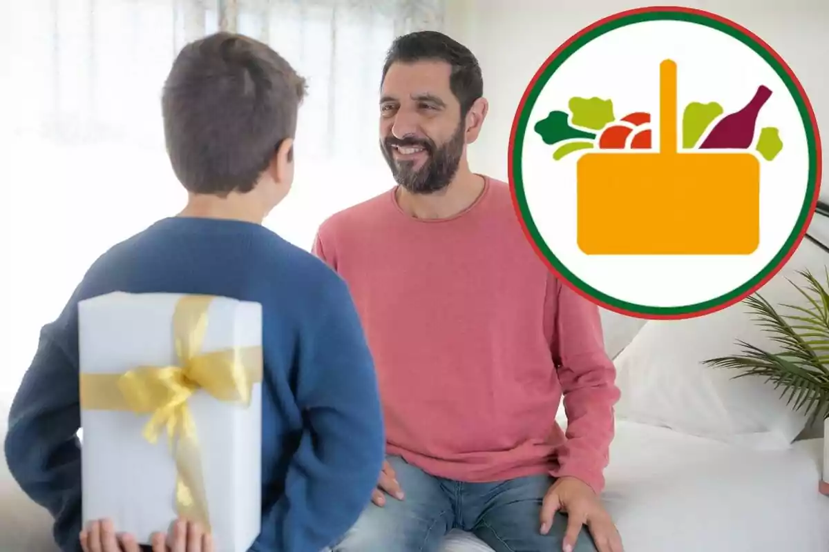 Un niño sostiene un regalo detrás de su espalda mientras mira a un hombre que sonríe, con un logotipo de una cesta de alimentos en la esquina superior derecha.