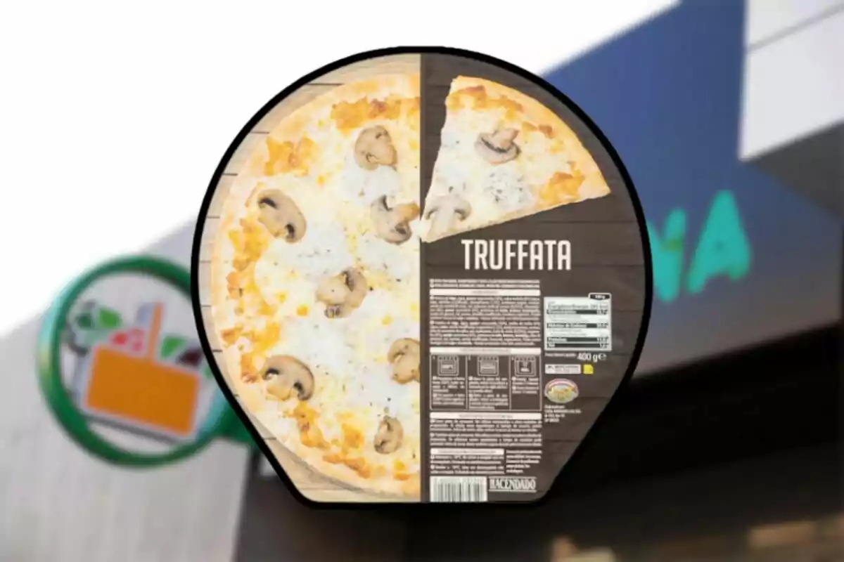 Pizza Truffata de la marca Hacendado en el seu embalatge davant d’una botiga Pizza Truffata de la marca Hacendado en el seu embalatge davant d’una botiga