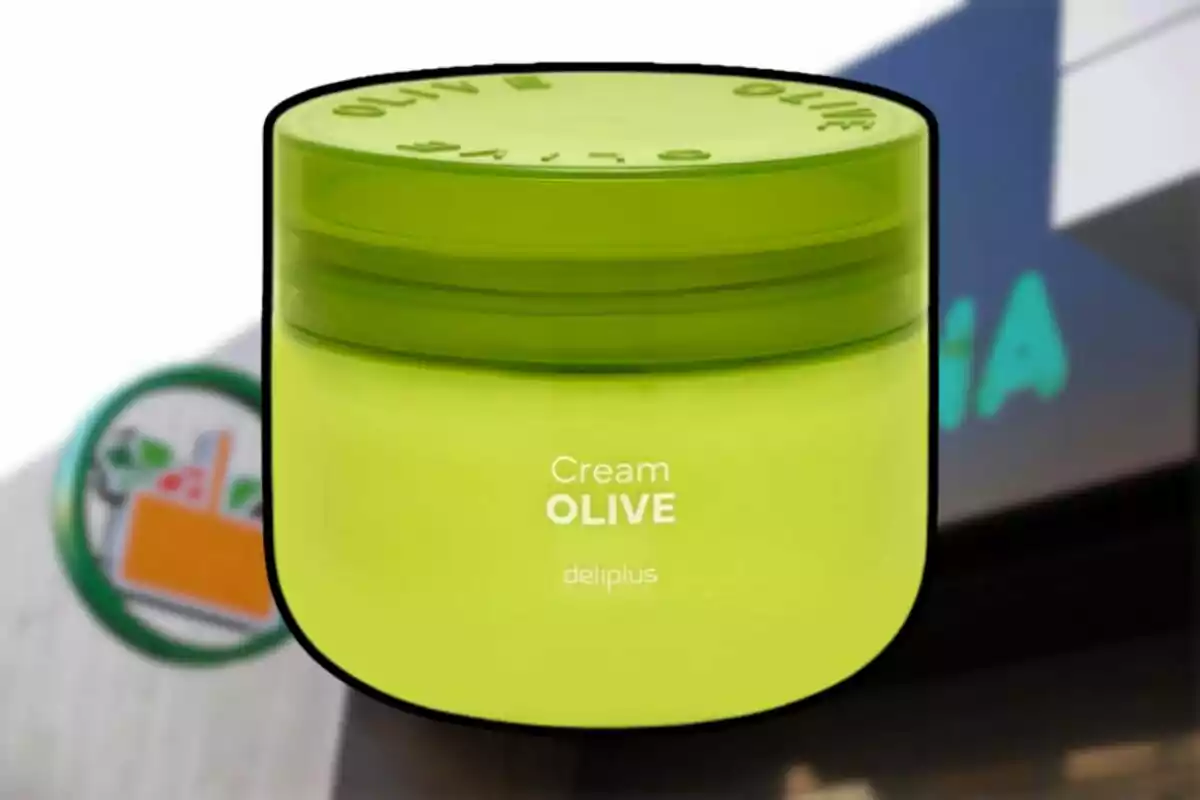 Envàs verd de crema hidratant Olive de la marca Deliplus davant d’una botiga Mercadona desenfocada. Envàs verd de crema hidratant Olive de la marca Deliplus davant d’una botiga Mercadona desenfocada.