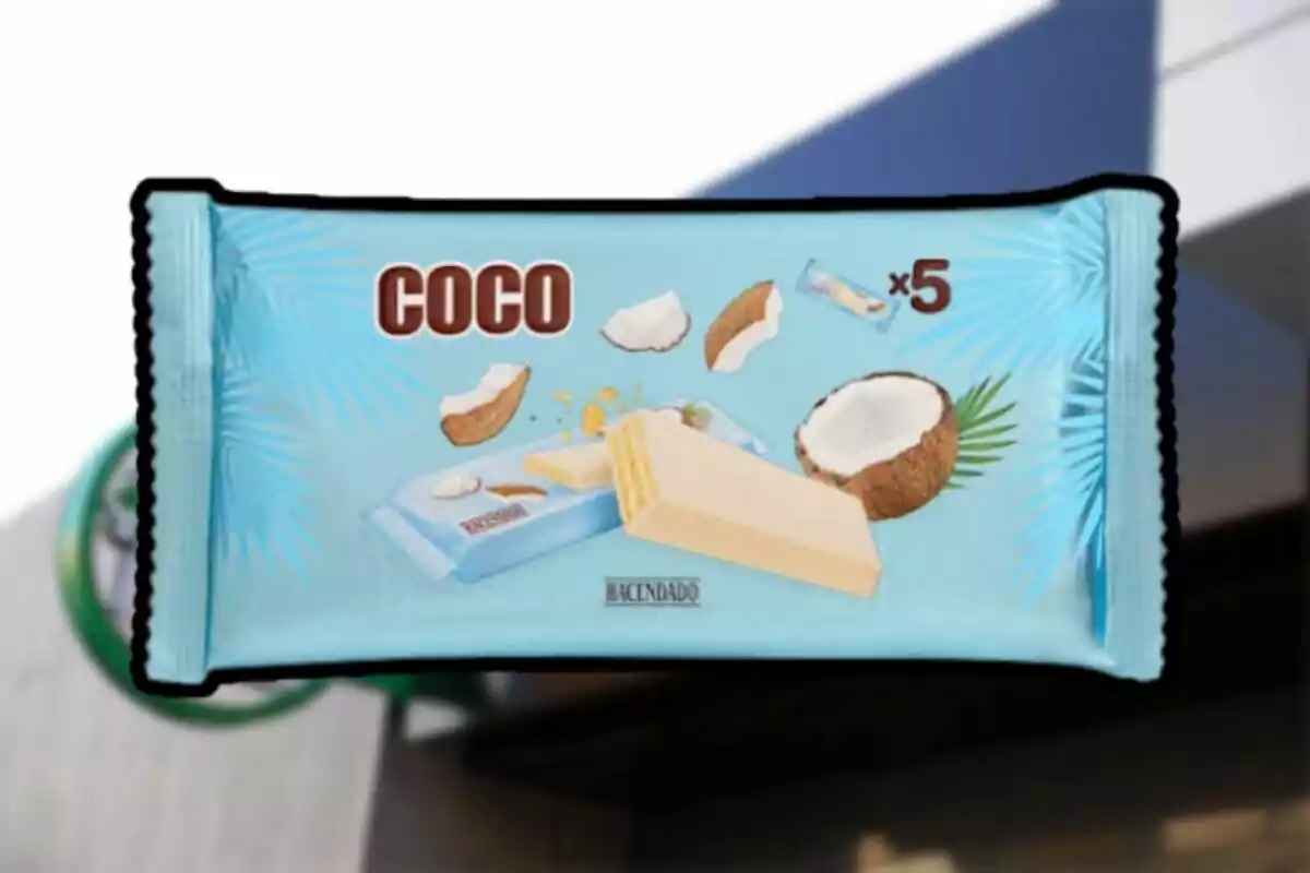 Blue pack of coconut-flavored wafers from the Hacendado brand with coconut illustrations and five units Blue pack of coconut-flavored wafers from the Hacendado brand with coconut illustrations and five units