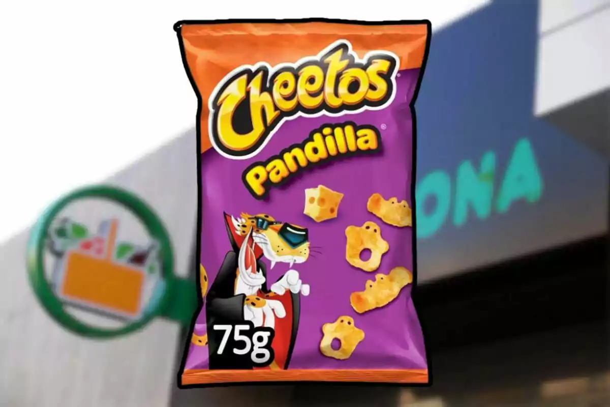 Bossa de Cheetos Pandilla de 75 grams amb el fons d’una botiga difuminat Bossa de Cheetos Pandilla de 75 grams amb el fons d’una botiga difuminat
