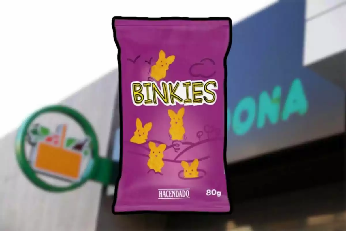 Bossa morada de snacks amb dibuixos de conills grocs i el nom Binkies en lletres grans davant d’una botiga Bossa morada de snacks amb dibuixos de conills grocs i el nom Binkies en lletres grans davant d’una botiga
