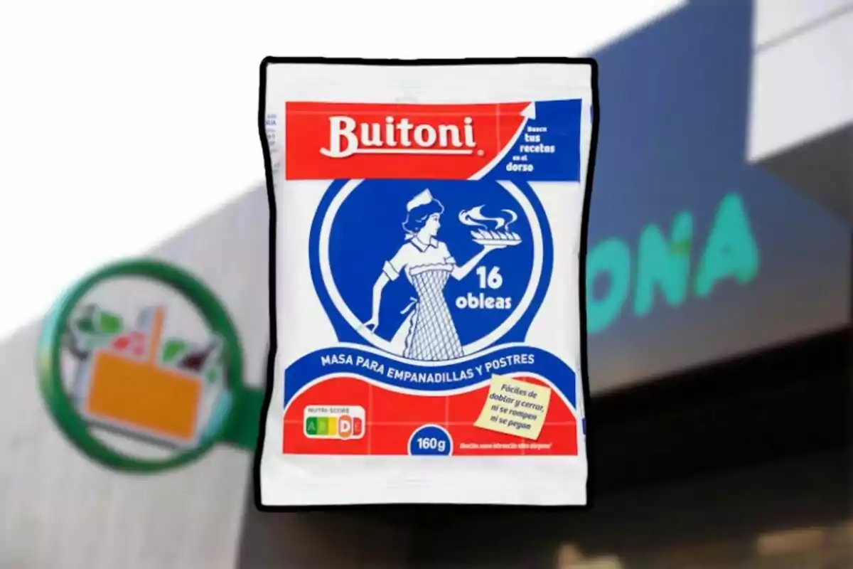 Paquet d'oblees Buitoni per a crestes i postres amb un fons de supermercat. Paquet d'oblees Buitoni per a crestes i postres amb un fons de supermercat.