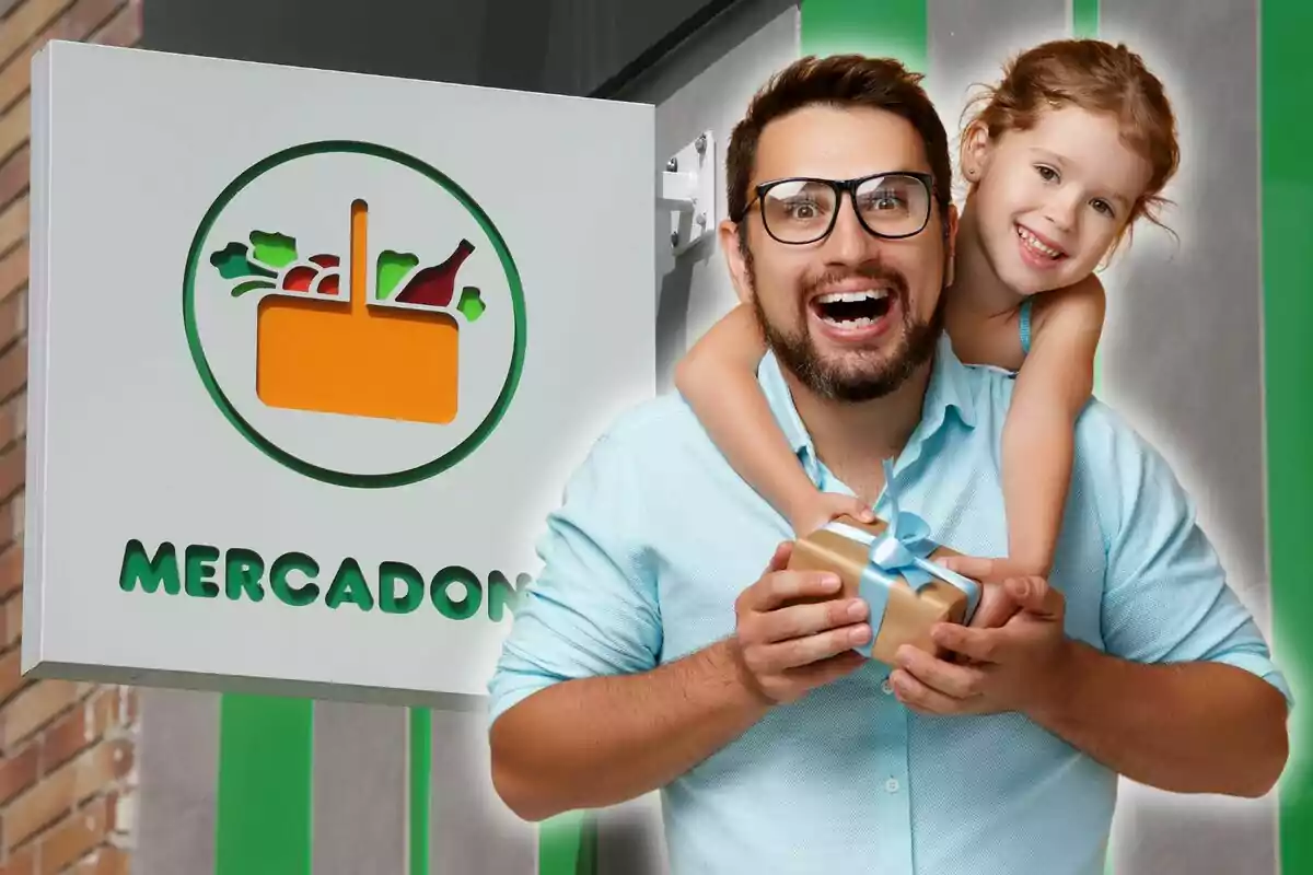 Un hombre sonriente con gafas sostiene un regalo mientras una niña lo abraza por los hombros, junto a un cartel de supermercado.